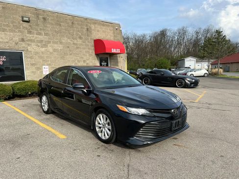 Used 2018 Toyota Camry LE image 3