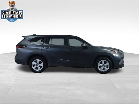 Used 2025 Toyota Highlander LE FWD image 11