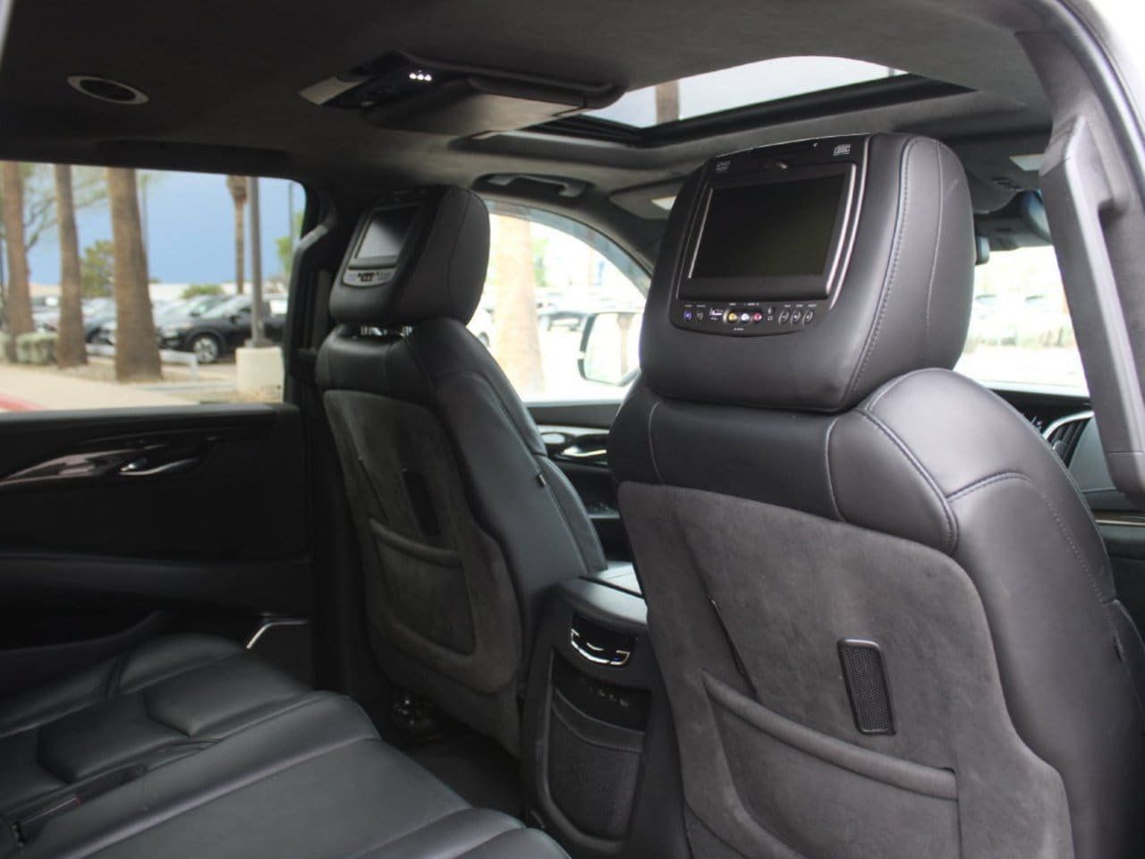 Used 2019 Cadillac Escalade Platinum AWD/4WD image 17
