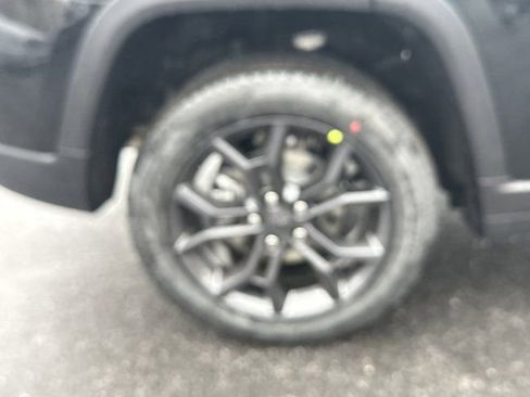 New 2025 Jeep Grand Cherokee Limited image 18