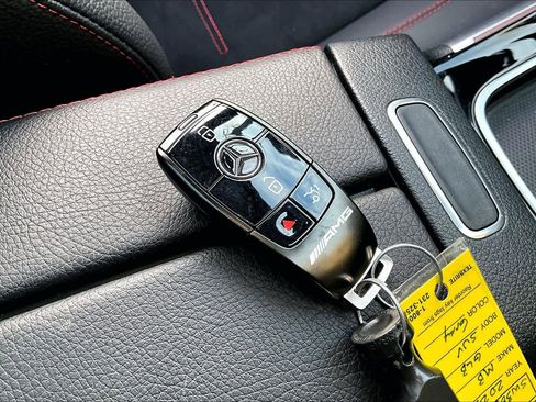 Used 2025 Mercedes-Benz GLB 35 AMG 4MATIC image 14