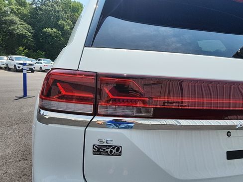 Used 2024 Volkswagen Atlas SE AWD/4WD image 14