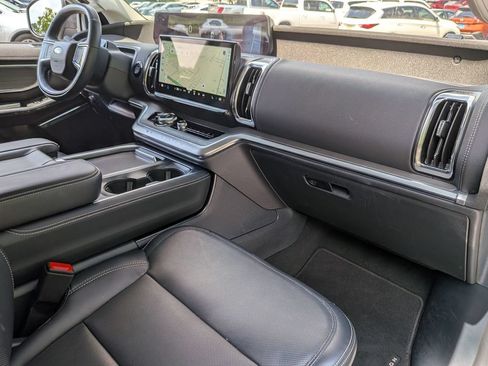 Used 2025 Ford Expedition Platinum AWD/4WD image 34
