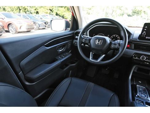 Used 2025 Honda Pilot Touring image 6