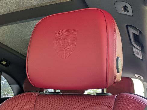 Certified 2025 Porsche Macan S AWD/4WD image 6