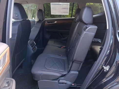 Used 2025 Volkswagen Atlas SE image 24