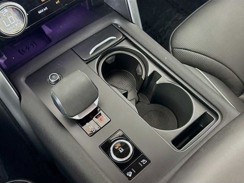 Used 2024 Land Rover Discovery Metropolitan Edition image 18