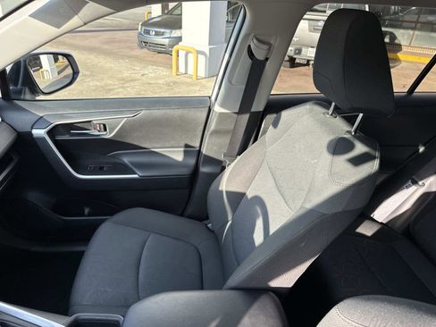 Used 2025 Toyota RAV4 XLE image 31