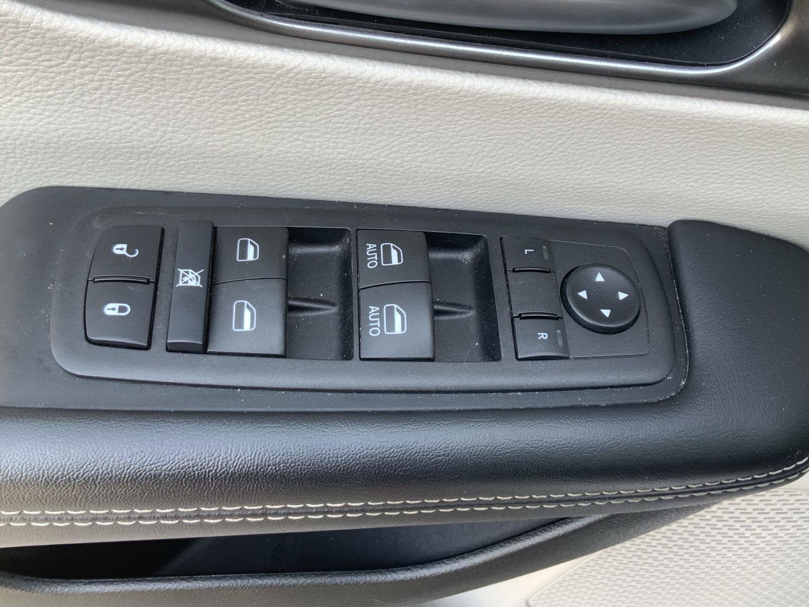 Used 2024 Chrysler Pacifica Touring-L FWD image 19
