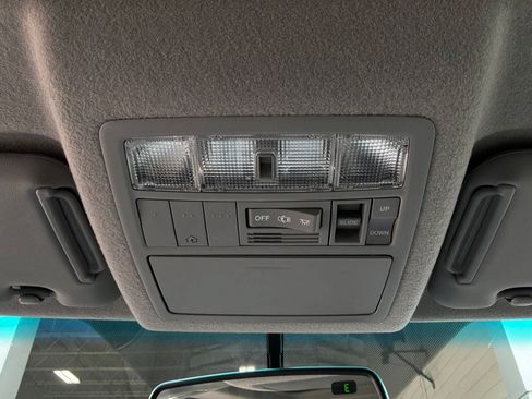 Used 2012 Toyota Highlander SE FWD image 18