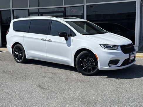 New 2026 Chrysler Pacifica Limited FWD image 2