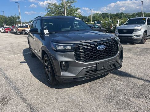 Used 2025 Ford Explorer ST-Line w/ ST-Line Street Pack AWD/4WD image 3