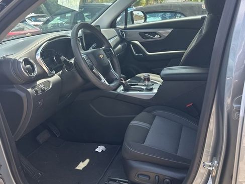 Used 2025 Chevrolet Blazer LT FWD image 3