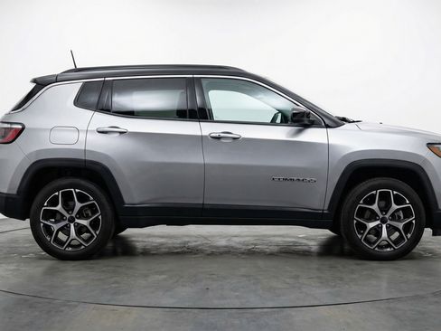 Used 2025 Jeep Compass Limited image 11