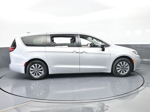 Used 2024 Chrysler Pacifica Select image 7