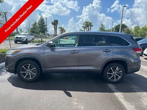 Used 2019 Toyota Highlander XLE FWD image 2
