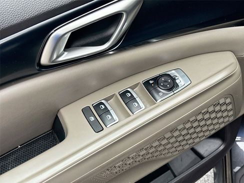 Used 2025 Kia Carnival FWD image 18