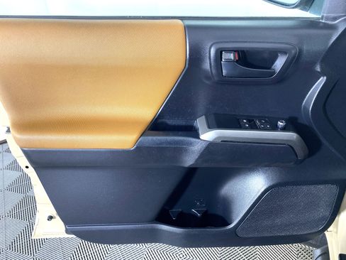 Used 2017 Toyota Tacoma SR5 w/ SR5 Appearance Package (SM) image 12