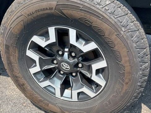 Used 2021 Toyota Tacoma TRD Off-Road w/ TRD Premium Off Road Package AWD/4WD image 10