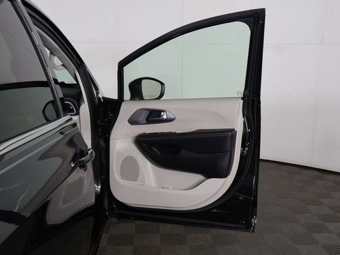Used 2023 Chrysler Pacifica Touring-L FWD image 20