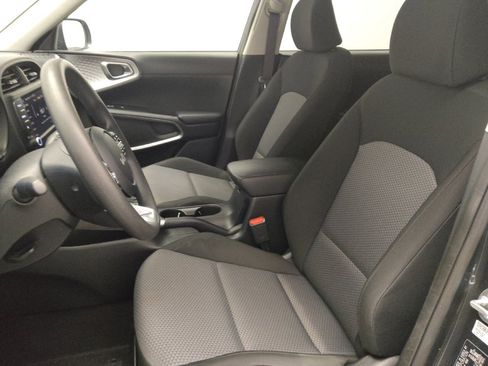 Used 2025 Kia Soul LX w/ LX Technology Package FWD image 17