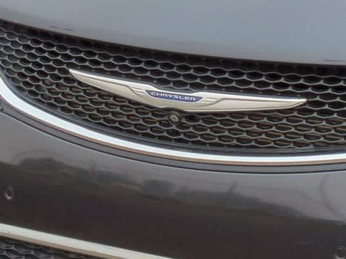 Used 2020 Chrysler Pacifica Limited w/ Advanced Safetytec Group FWD image 12