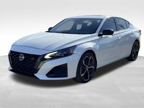 Used 2023 Nissan Altima 2.5 SR w/ SR Premium Package image 3