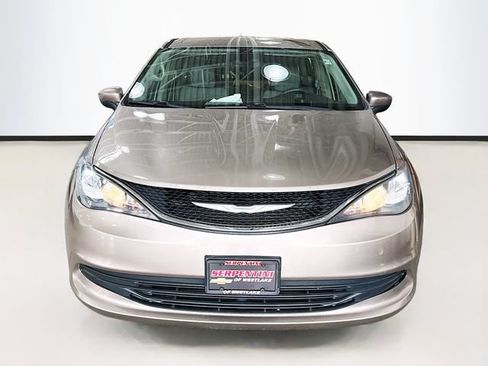 Used 2017 Chrysler Pacifica LX FWD image 4