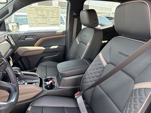 New 2026 GMC Canyon Denali w/ LPO, Denali Black Edition AWD/4WD image 5