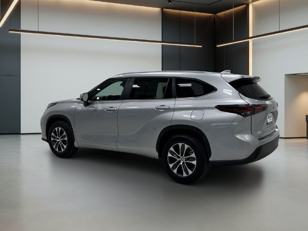 Used 2025 Toyota Highlander XLE FWD image 3
