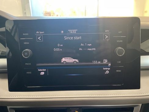 Certified 2025 Volkswagen Taos SE w/ Panoramic Sunroof Package image 18