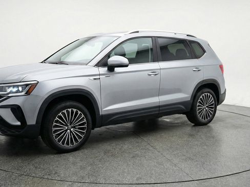 Used 2025 Volkswagen Taos SE image 3