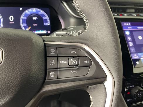 Used 2023 Jeep Grand Cherokee Altitude AWD/4WD image 9