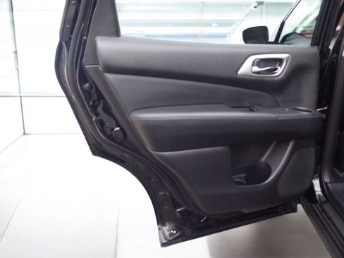 Used 2019 Nissan Pathfinder SV image 22