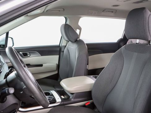 Used 2023 Kia Carnival LX image 23