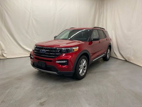 Used 2020 Ford Explorer XLT w/ Equipment Group 202A AWD/4WD image 2