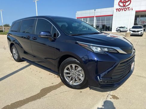 Used 2025 Toyota Sienna LE FWD image 2