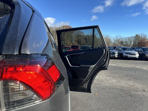 Used 2022 Toyota RAV4 LE image 18