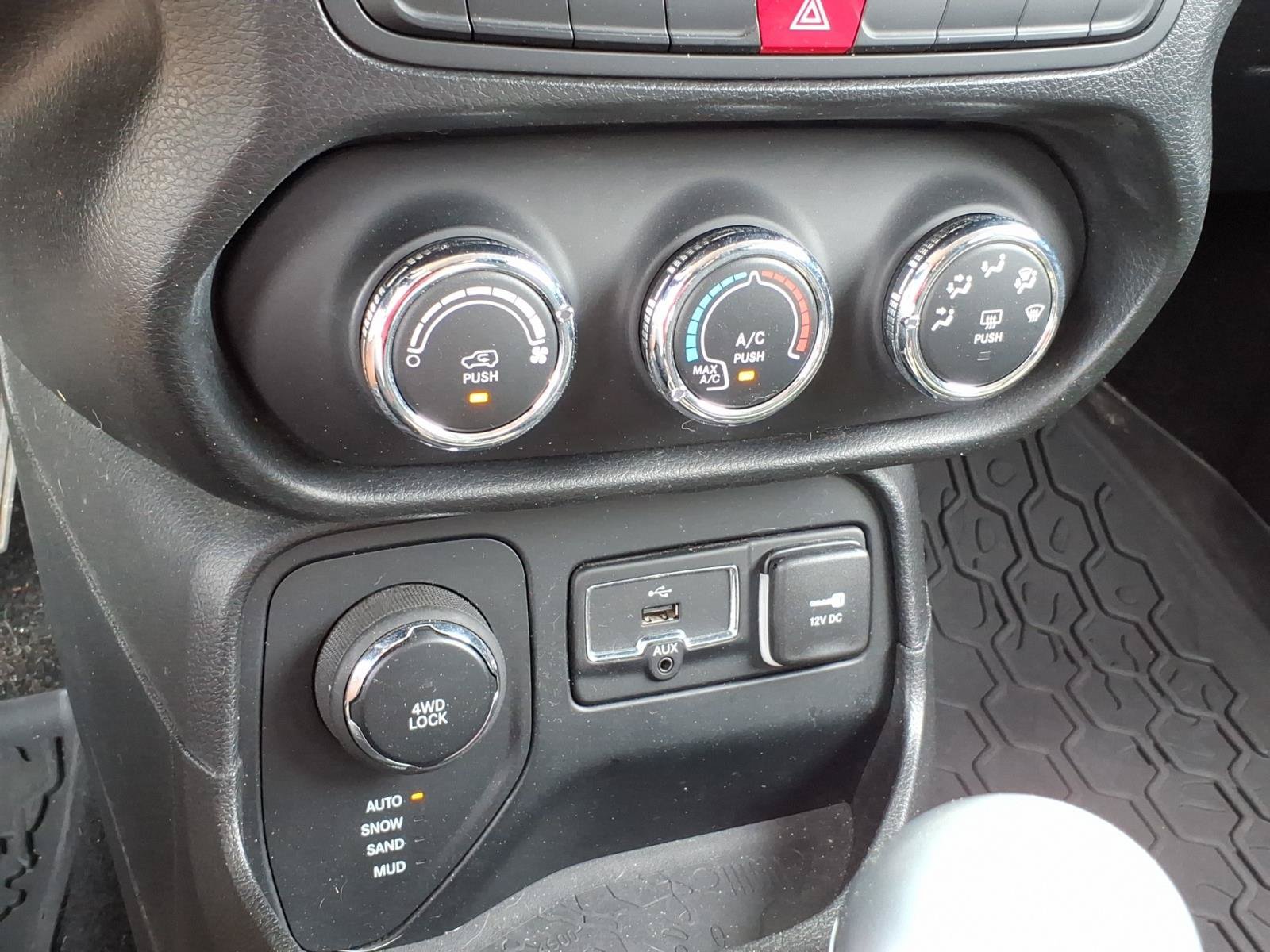 Used 2015 Jeep Renegade Latitude AWD/4WD image 11