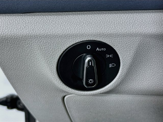 Used 2025 Volkswagen Jetta SE FWD image 19