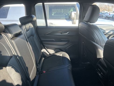 Used 2023 Jeep Grand Cherokee Altitude image 4