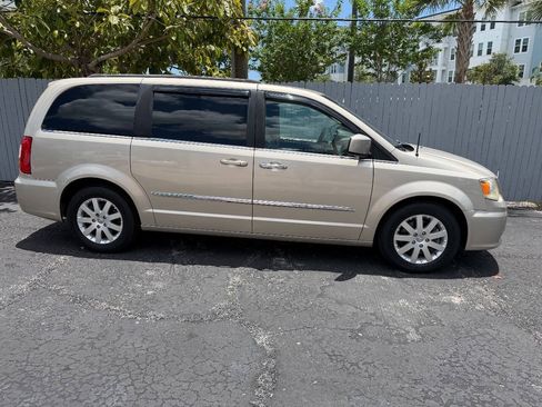 Used 2013 Chrysler Town & Country Touring FWD image 15