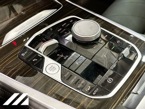 Used 2024 BMW X7 xDrive40i w/ Premium Package image 19