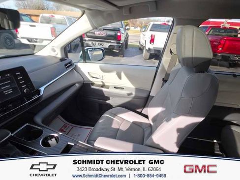 Used 2024 Toyota Sienna Limited image 18