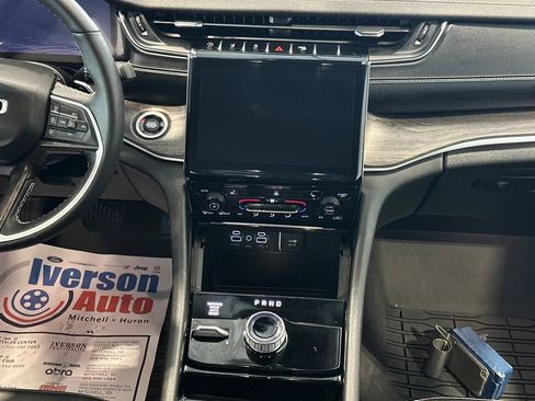 Used 2023 Jeep Grand Cherokee L Limited w/ Black Appearance Package AWD/4WD image 30