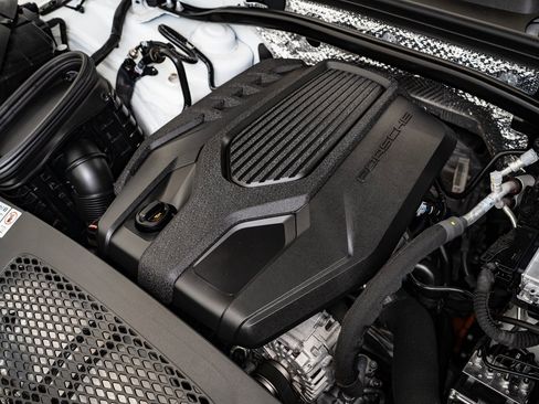 Certified 2024 Porsche Macan image 37