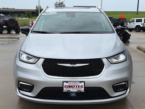 Used 2024 Chrysler Pacifica Limited FWD image 3