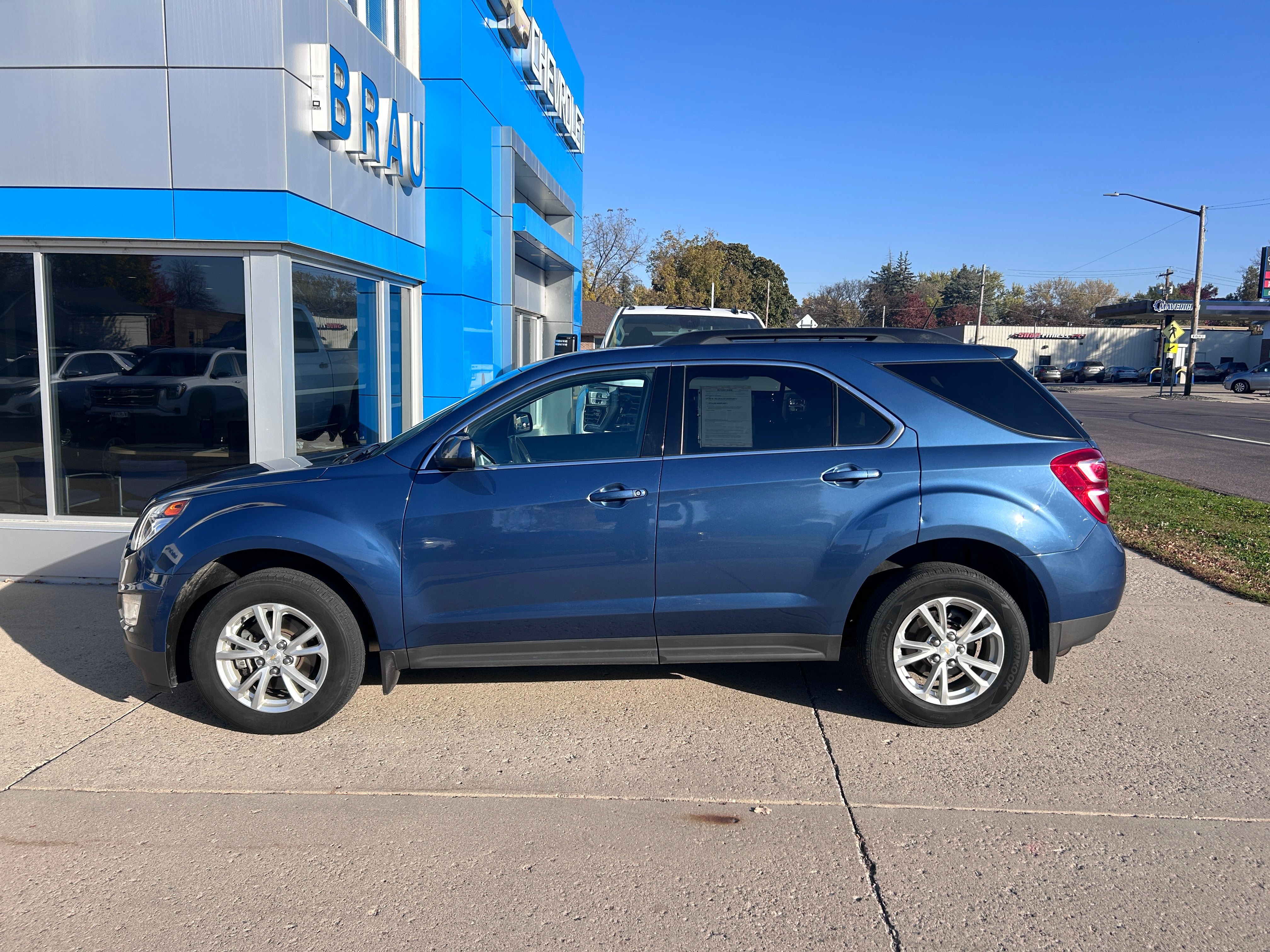 Used 2017 Chevrolet Equinox LT w/ Convenience Package FWD image 1