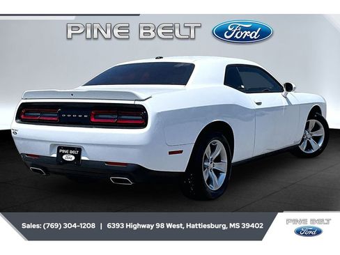 Used 2022 Dodge Challenger SXT RWD image 11