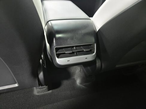 Used 2023 Tesla Model Y Long Range image 34